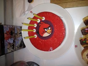 Angry Birds -kakku kynttilöineen.